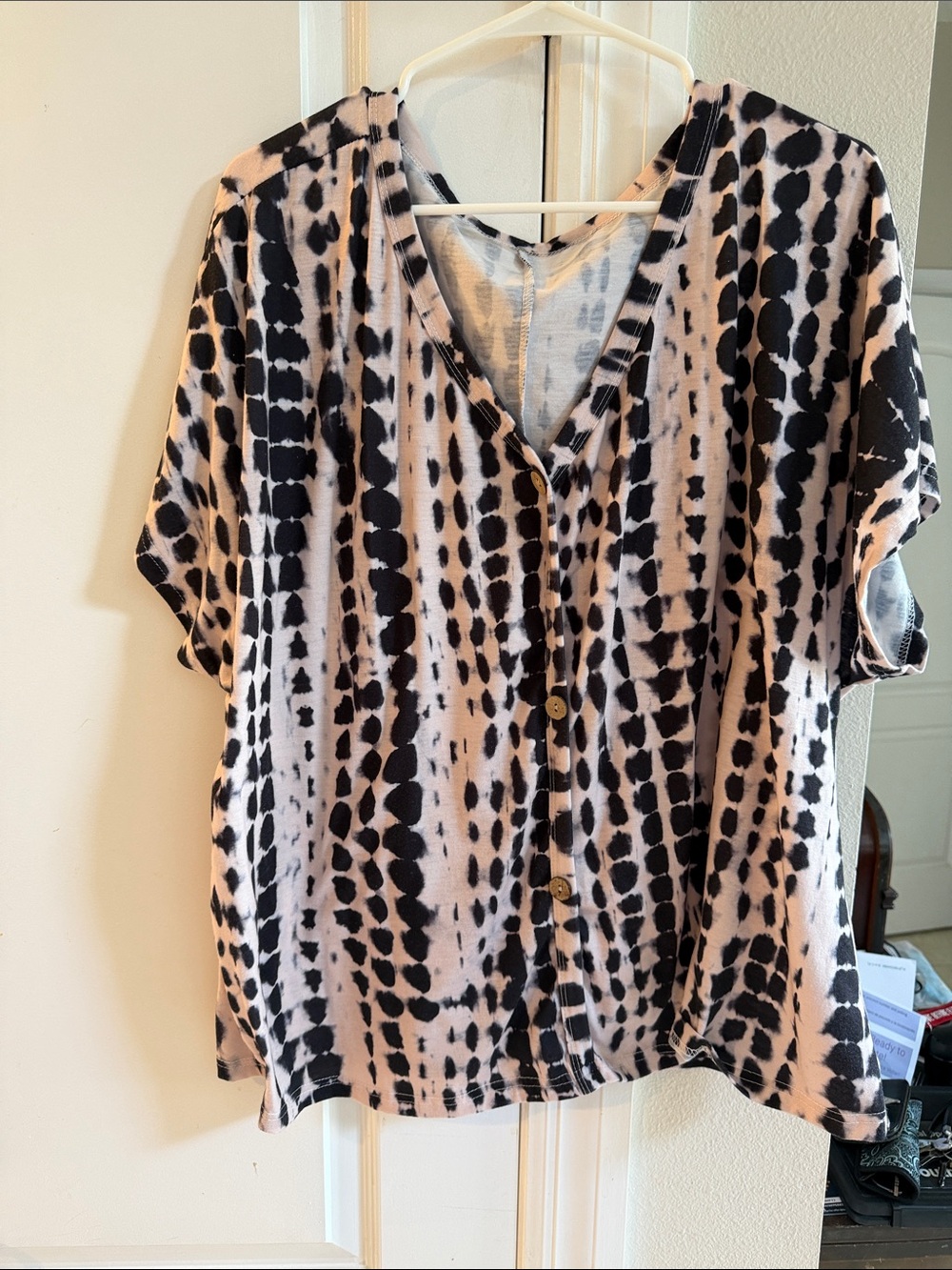 Like new Women's Short-Sleeve V-Neck Button Front Top in Blush and Black